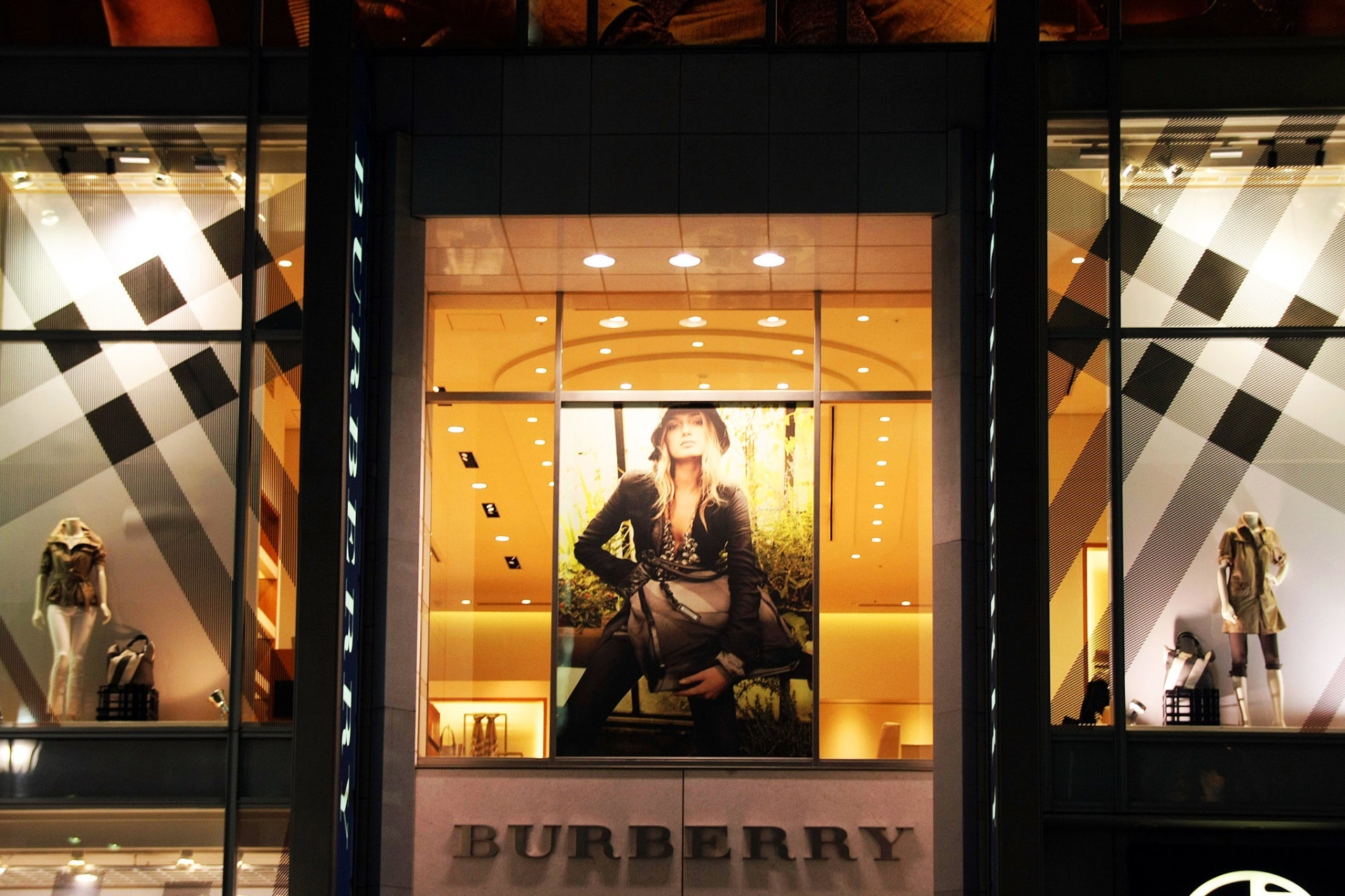 Burberry and ELLE Digital Japan to launch virtual store