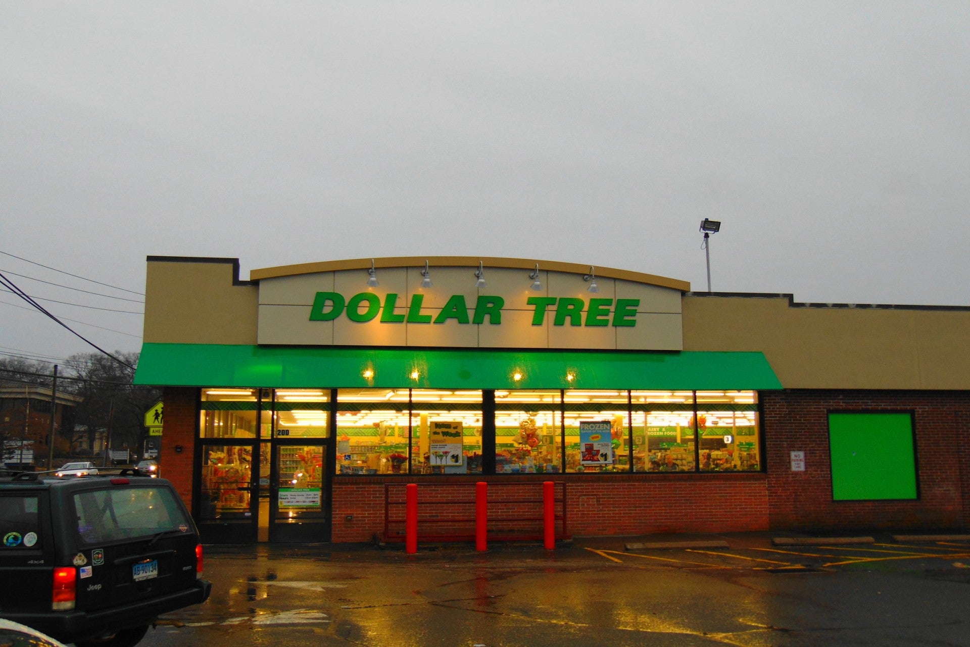 Dollar Tree plans to recruit thousands of associates