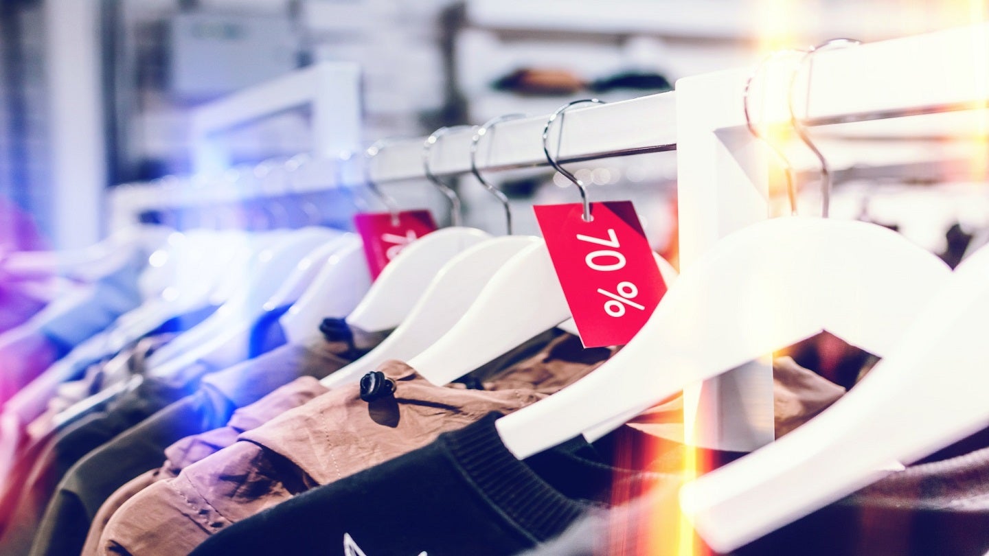 El volumen de ventas de las tiendas de ropa en el Reino Unido cayó un 1.5% en diciembre de 2023. Crédito: Artem Beliaikin en Unsplash.