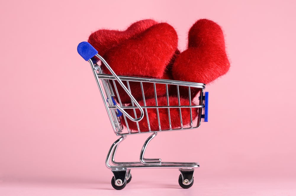 Los consumidores esperan gastar 185.81 dólares cada uno en promedio en regalos de San Valentín. en 2024. Crédito: Sergey Peterman vía Shutterstock.